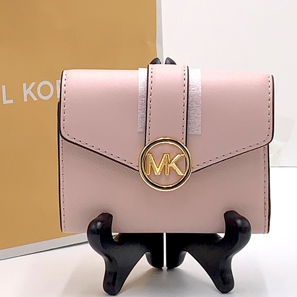 MICHAEL KORS
Carmen Medium Faux Leather Wallet
POWDER BLUSH COLOR - Picture 1 of 11
